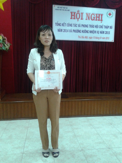 Trường Tiểu học Phú Hòa 2 nhận bằng khen của Hội chữ thập đỏ