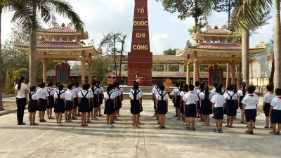Dâng hương tượng đài liệt sĩ phường Phú Hòa