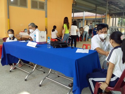 Trường TH Phú Hòa 2 kết hợp với Trung tâm Y tế phường Phú Hòa tổ chức tiêm vacxin phòng Covid -19 cho các em học sinh