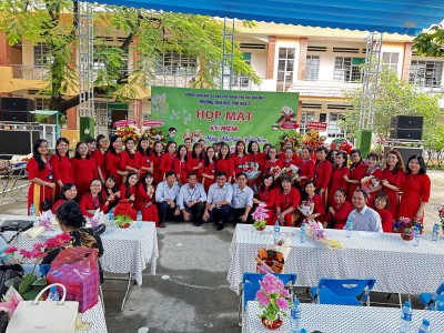 Trường TH Phú Hòa 2 tổ chức kỉ niệm 40 năm ngày Nhà giáo Việt nam 20/11