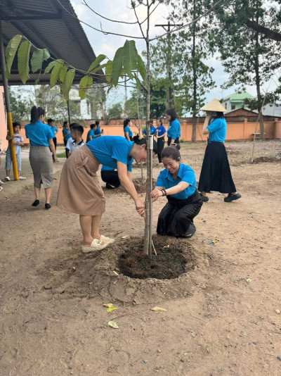 "Trồng thêm một cây xanh là thêm một hành động vì môi trường" và "Kỉ niệm sinh nhật Bác"