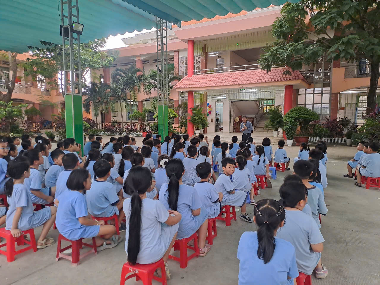 Trường TH Phú Hòa 2 kết hợp với Sở Y tế Bình Dương tập huấn chuyên đề về Bảo vệ chăm sóc trẻ em cho các em học sinh.